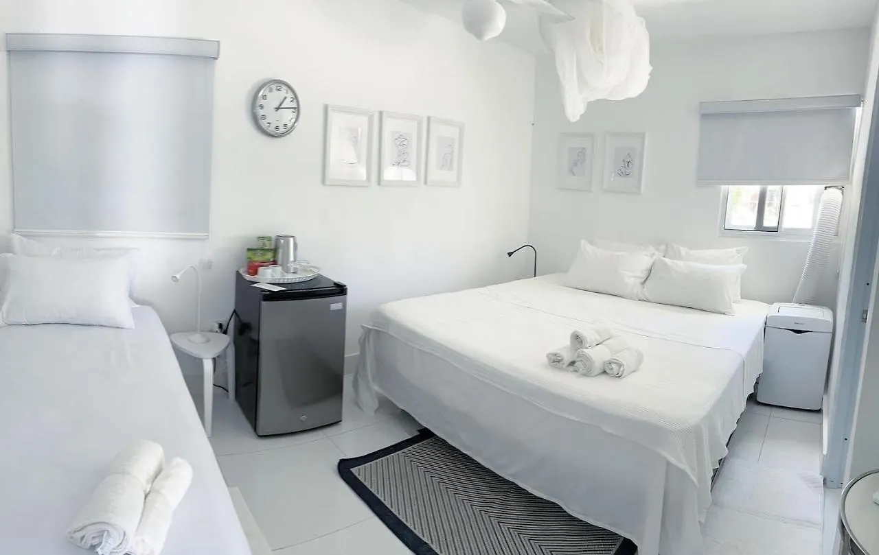 Casa Rosada Beach Front Mano Juan 4*,